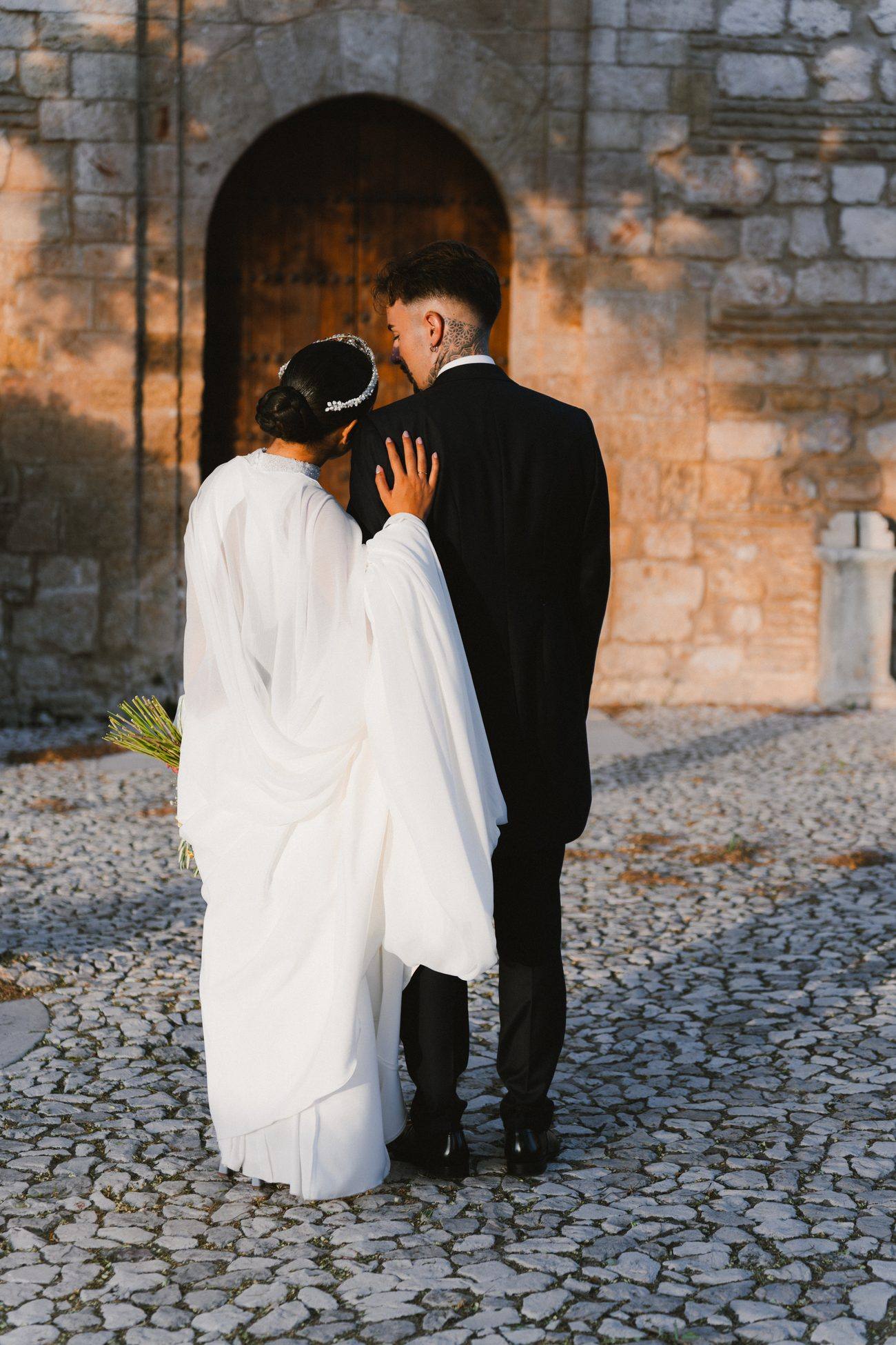 Los novios de espaldas hacia la puerta de la iglesia