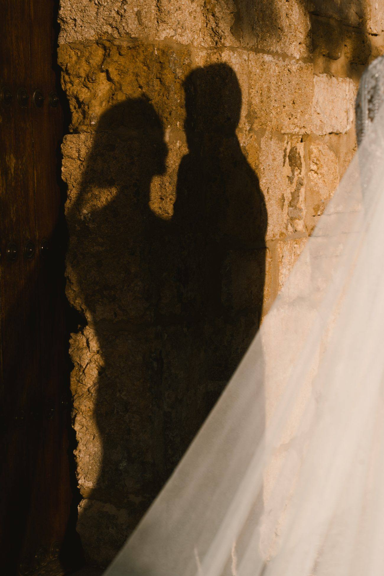 La sombra de los novios sobre el muro