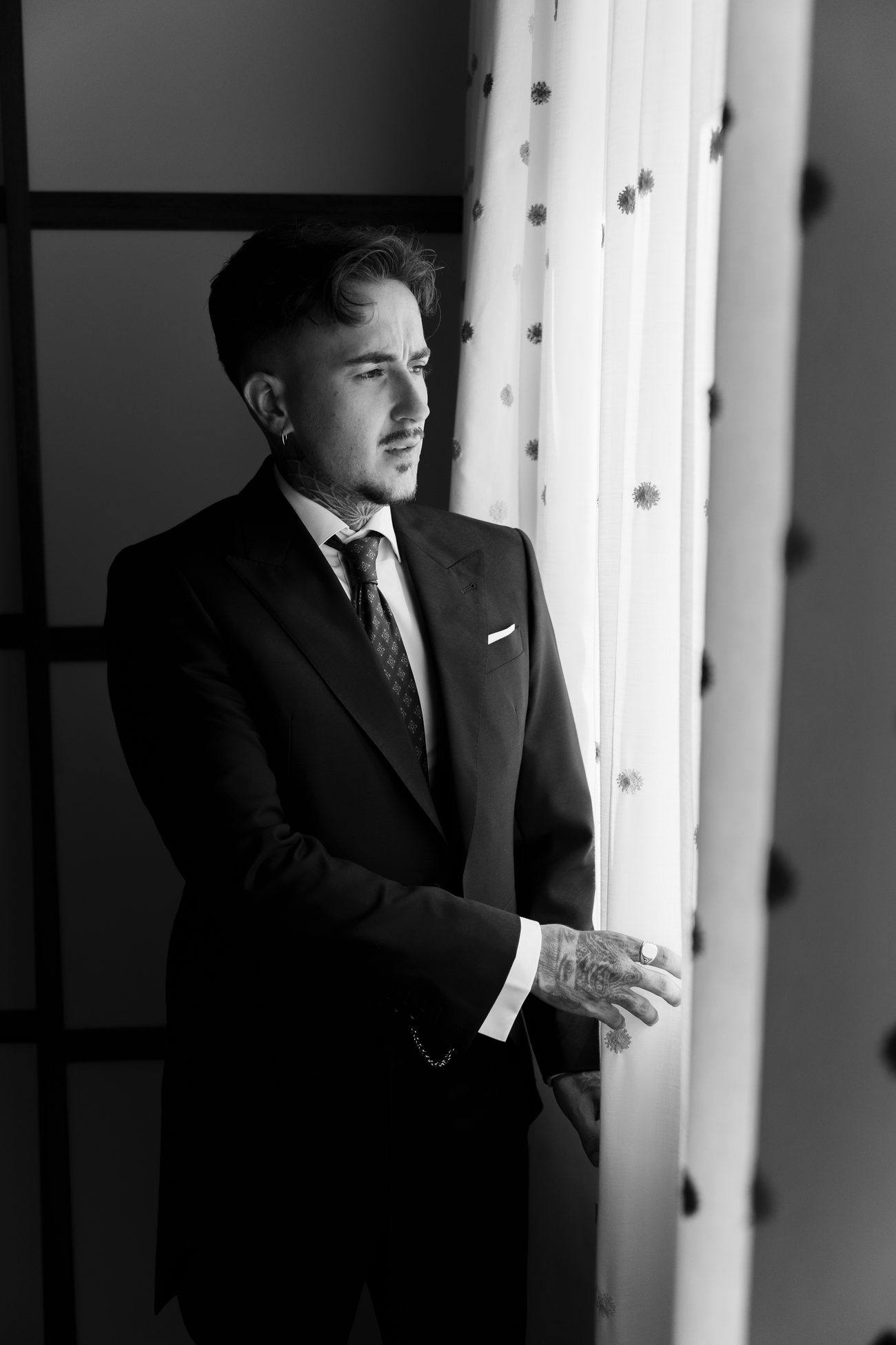 Retrato del novio junto a la ventana, en blanco y negro
