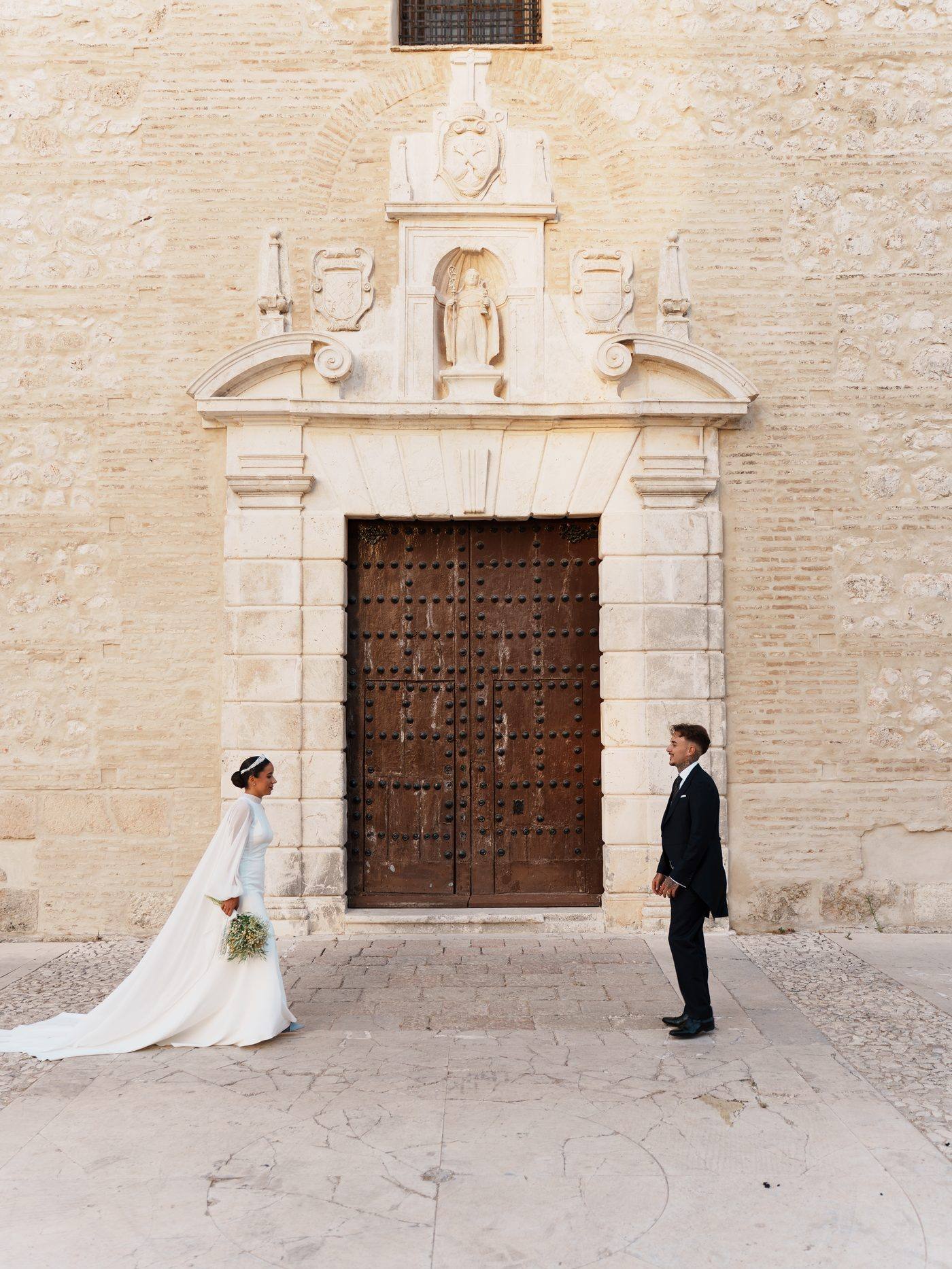 Los novios bailando una vuelta sobre el empedrado