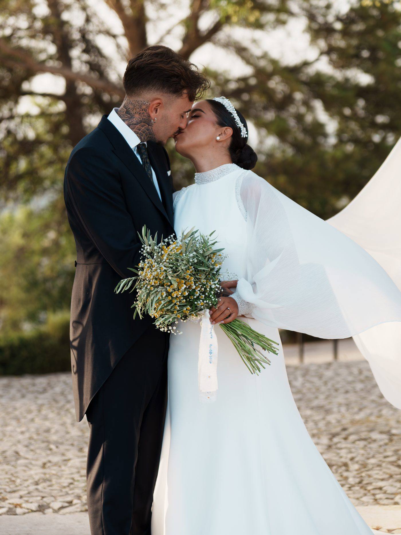 Los novios frente a frente ante la portada de la iglesia