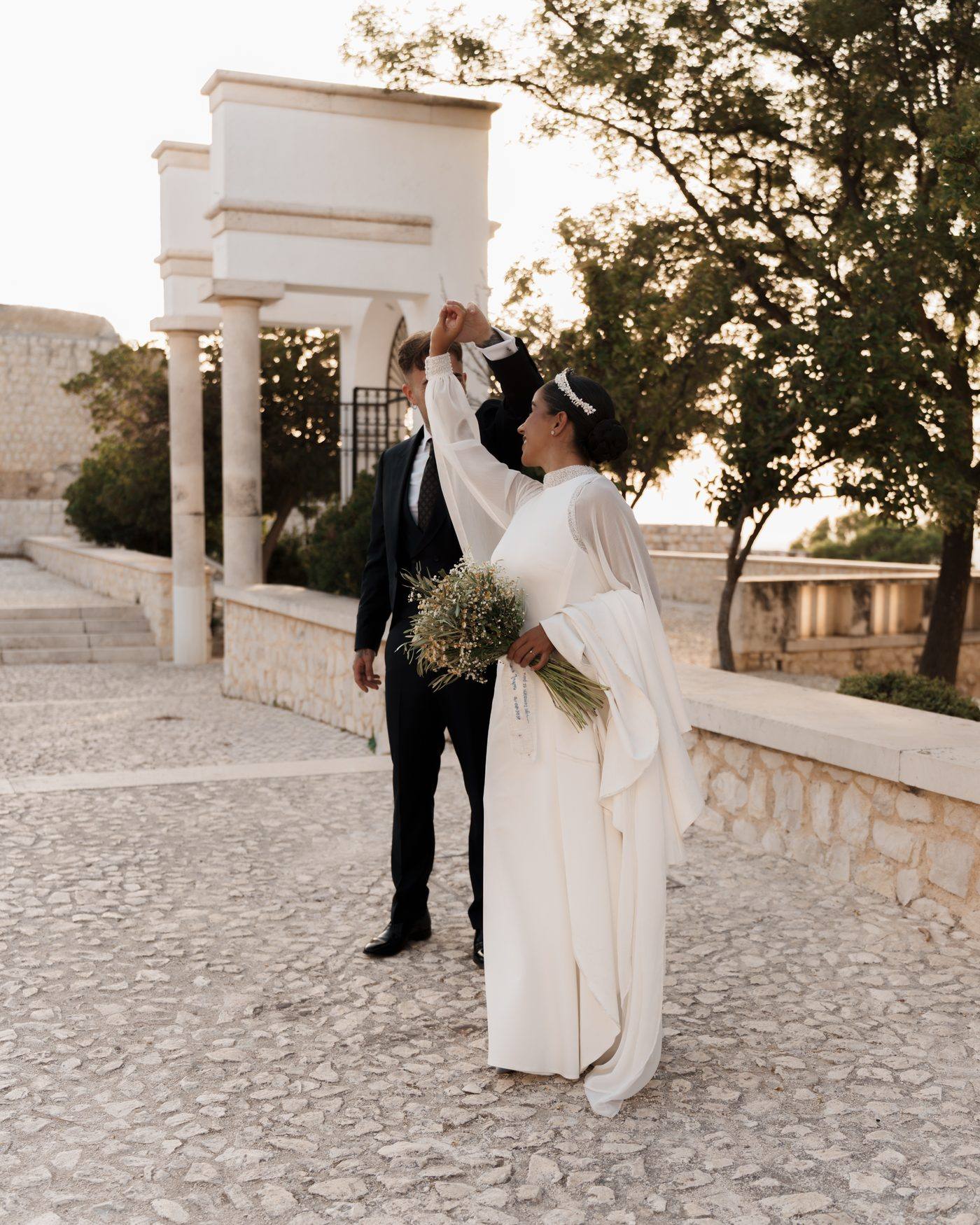 El beso de los novios con el velo al vuelo