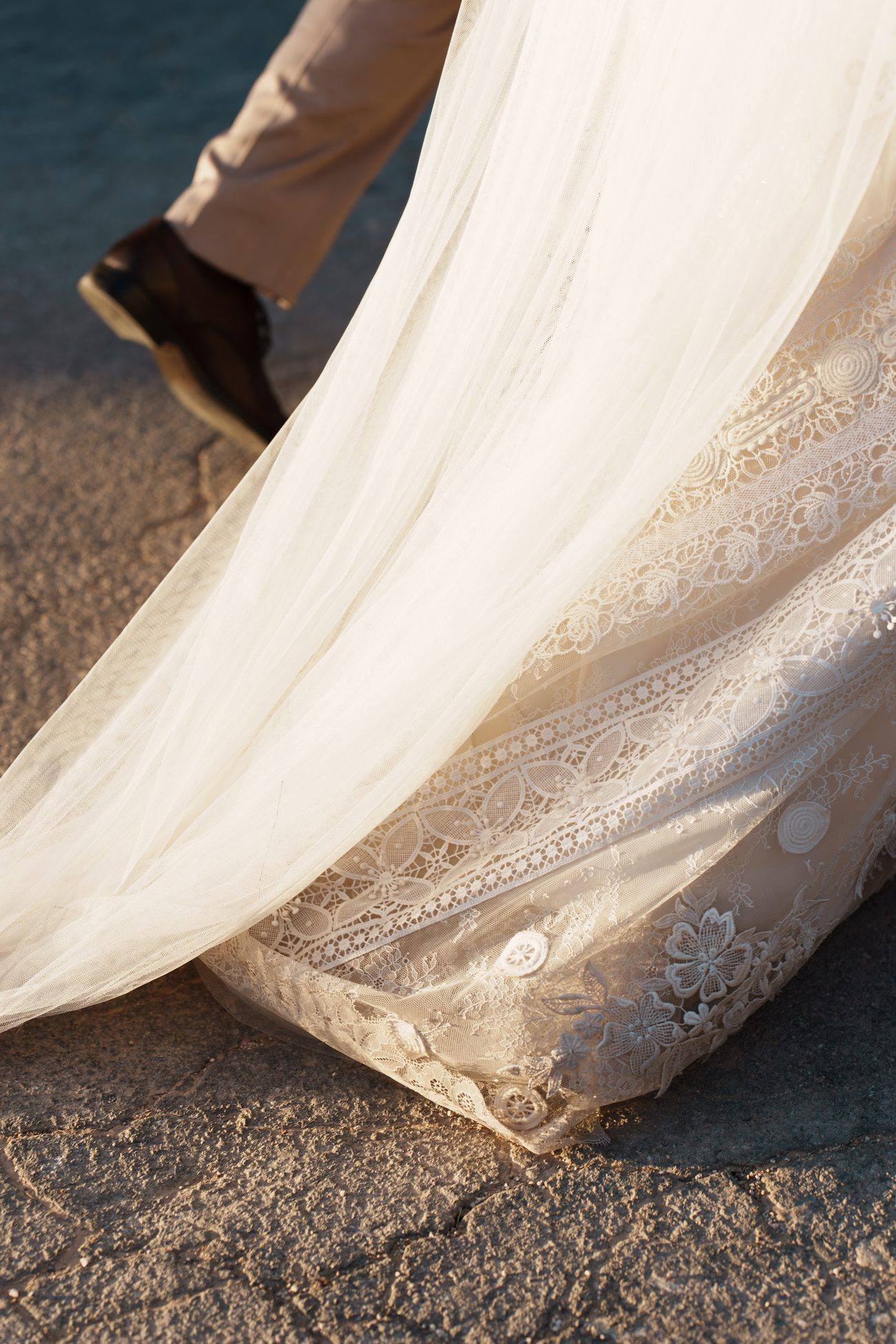 Detalle del bajo del vestido de encaje rozando el suelo