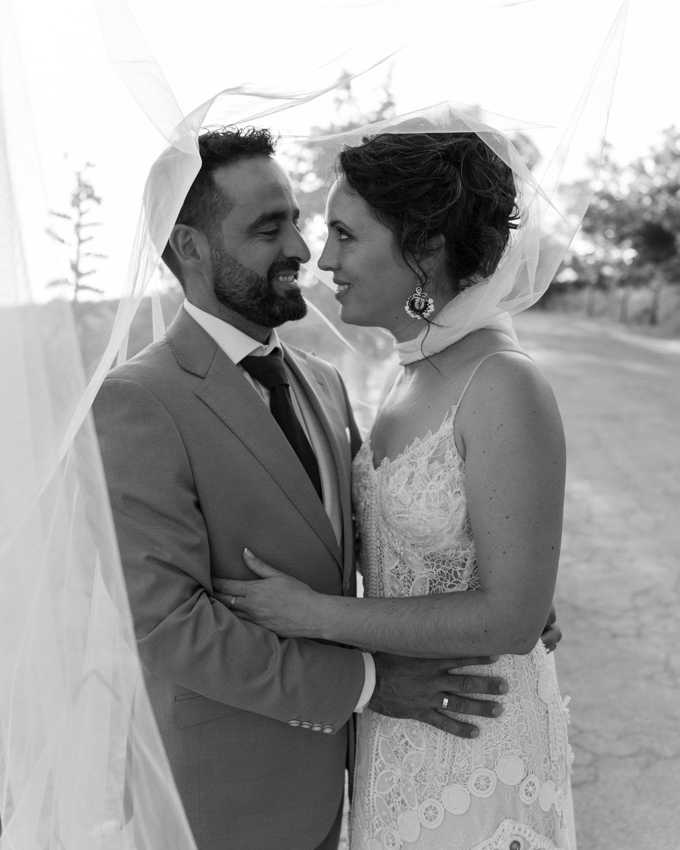 Los novios bajo el velo, en blanco y negro