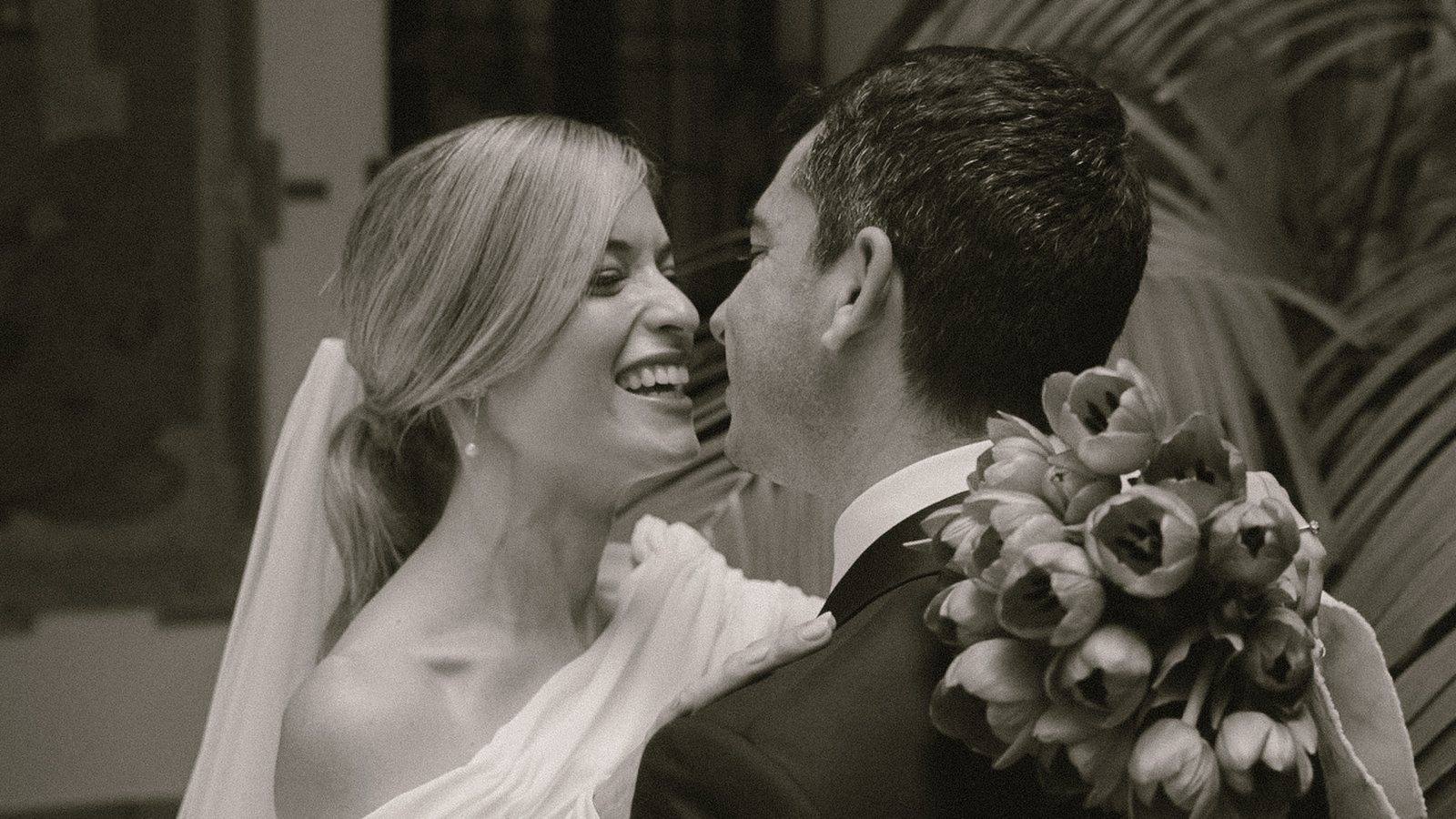 Los novios abrazados, con el ramo de tulipanes