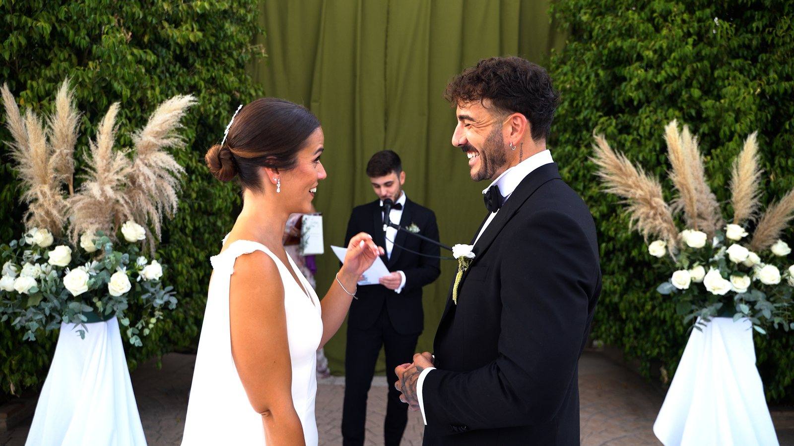 Los novios leyendo sus votos durante la ceremonia