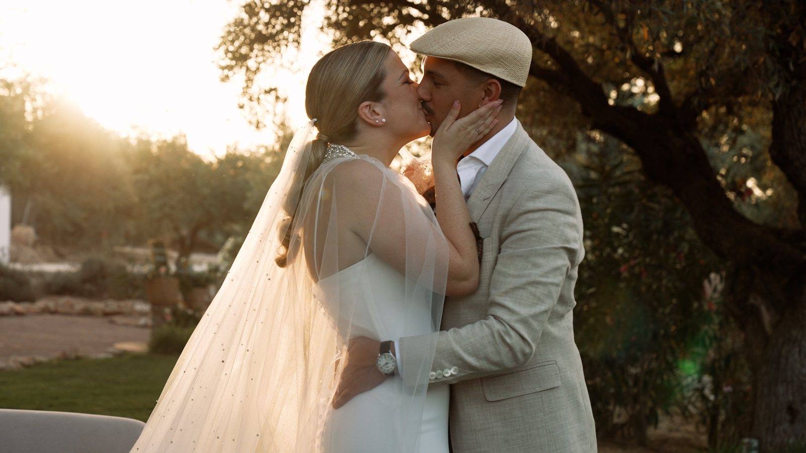 El beso de los novios bajo el olivo, a contraluz