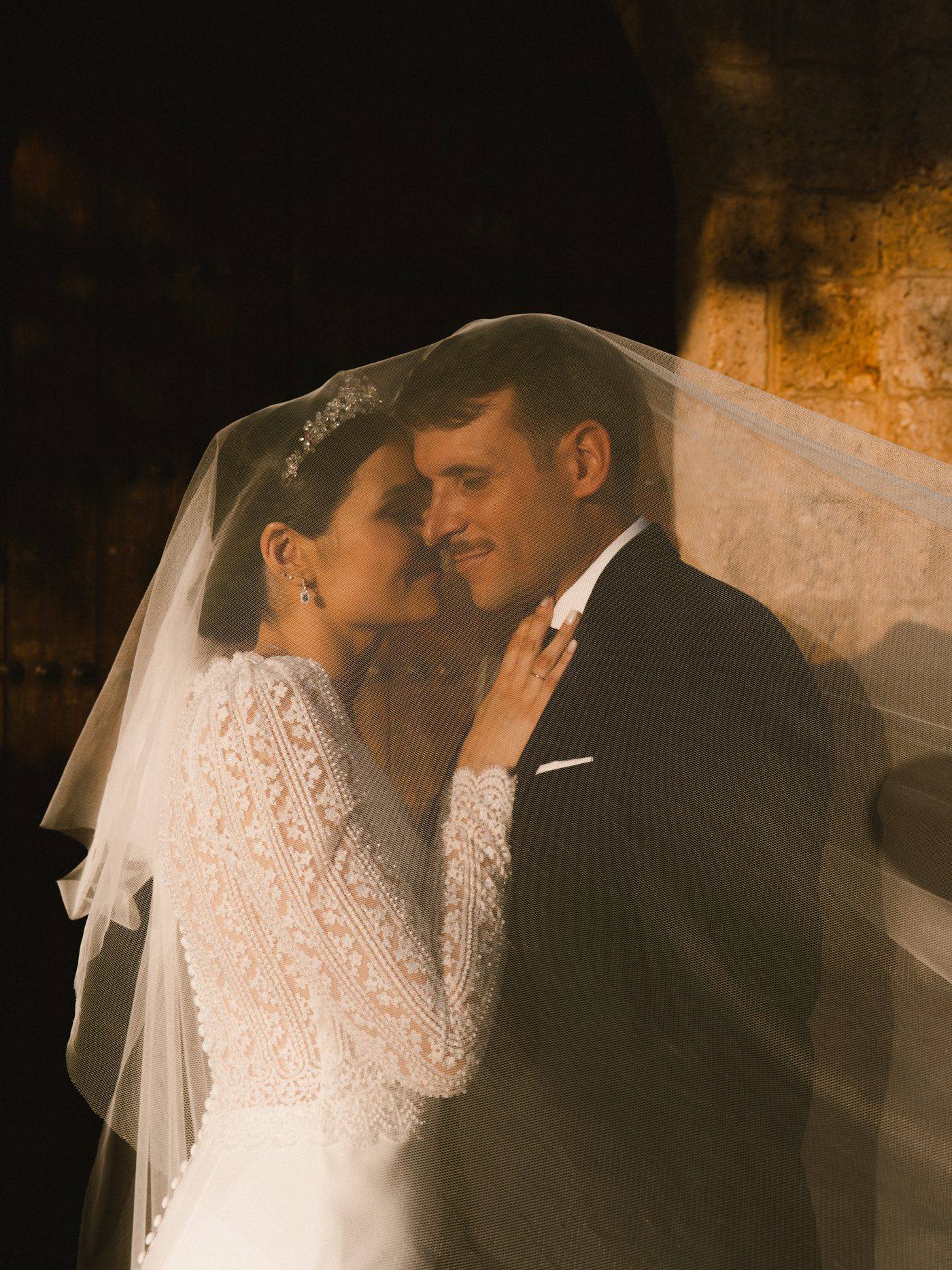 Los novios bajo el velo, en penumbra
