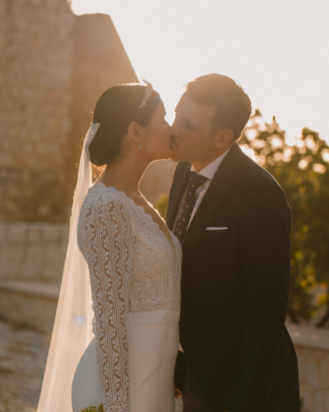 El beso a contraluz al atardecer