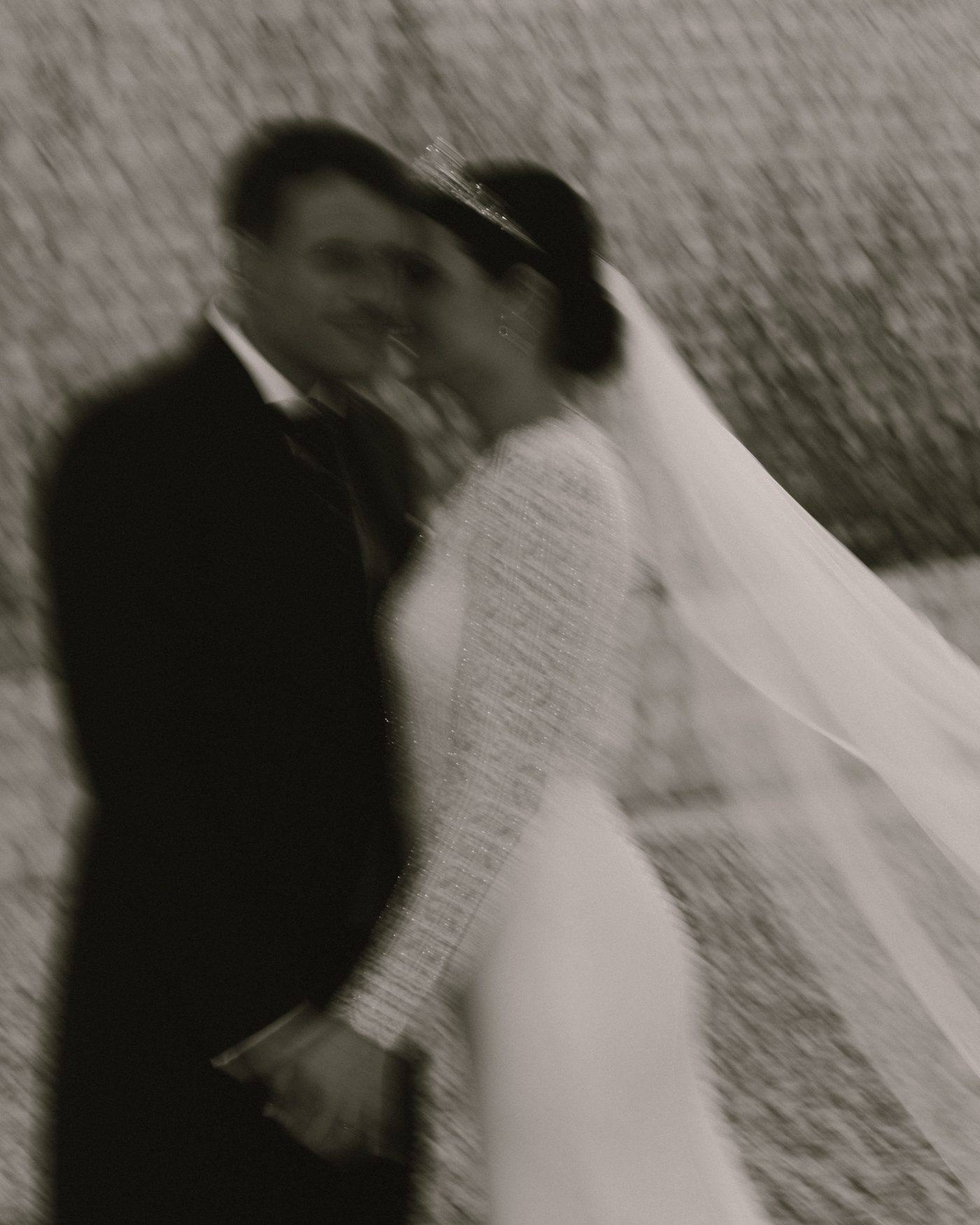 Los novios en blanco y negro, con barrido de cámara